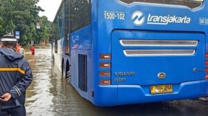 Sejumlah Rute TransJakarta dan Mikrotrans Dialihkan Akibat Banjir